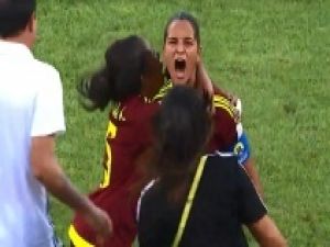 Kadın futbolcu santradan gol attı
