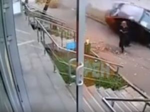 Kontrolden çıkan otomobil dehşet saçtı