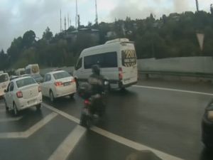 Emniyet şeridinde motorcunun ölümden döndüğü kaza kamerada