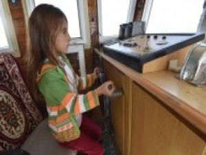 Yaşıtları oyuncaklarla oynarken o tekne kullanıyor