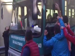 Bursa'da özel halk otobüsü direksiyonunda "pes" dedirten görüntüler