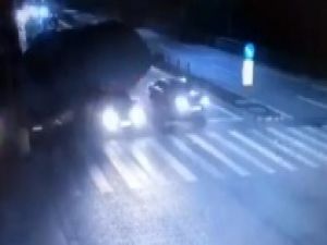 Devrilen kamyon otomobili kağıt gibi ezdi