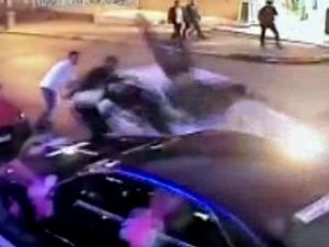 Düğünde kavga ettiği şahısların arasına otomobille daldı: 4 yaralı
