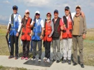 Bu kadınlar attıklarını vuruyor!