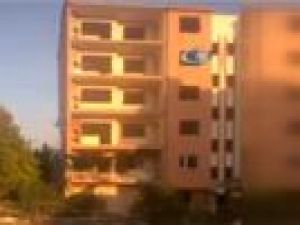 Attığı taşla 5 katlı binayı yıktı