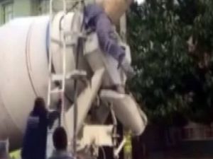 Beton mikserine kafası sıkışan işçinin ölüm kalım mücadelesi
