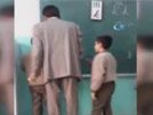 Öğretmenden öğrenciye vicdanları kanatan dayak!