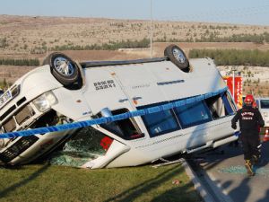 Okul servisi takla attı: 6'sı ağır 20 yaralı