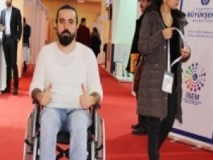 Tekerlekli sandalyeden 4 yıl sonra ilk kez ayağa kalktı