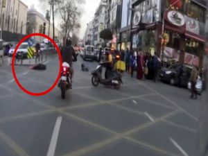 Motosikletin kadına çarptığı kaza kamerada