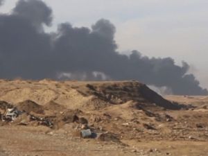 DEAŞ Musul'da petrol kuyularını yakıyor