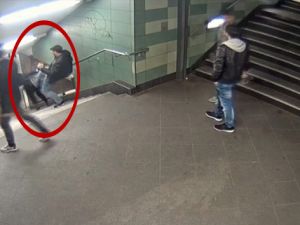 Almanya’da kadına tekmeli saldırı