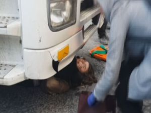 Genç kadın, hafriyat kamyonunun altında kaldı