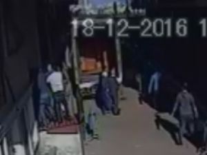 Sopalı, bıçaklı asansör kavgası kamerada