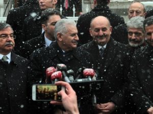 Başbakan Yıldırım'ın yoğun kar altındaki açıklamasında keyifli anlar yaşandı