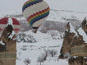 Karlar altında Kapadokya’da balon turu