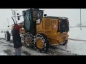 Kamyon tren yolunda kaldı