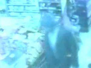 Manavın kasasını boşalttı 