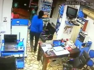 Silahlı soyguncuyu yaka paça dışarı attı