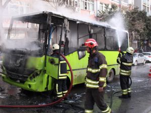 Kocaeli’de özel halk otobüsü alev alev yandı