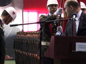 Bakan Soylu konuştuğu sırada arkasındaki asker bayıldı