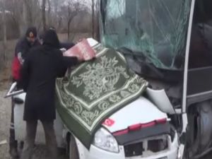 Yolcu otobüsü ile otomobil çarpıştı: 3 ölü, 5 yaralı