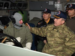 Orgeneral Akar Ege'de gemileri denetledi