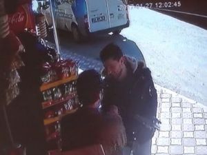 El frenini çekmeyi unuttuğu minibüsün peşinden böyle koştu