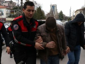 Kocaeli’nde şehrin göbeğinde güpe gündüz define arayınca polise yakalandılar