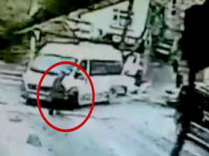 Kağıthane'de minibüsün yaşlı adamı ezme anı kameralara yansıdı