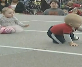 Bebekler yarıştı, anneler ter döktü