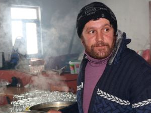 Öğrendiği dilleri kullanamayınca garsonluğa başladı