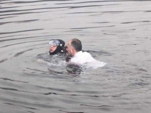 Denize atlayan belediye başkanı fenalaşan dalgıcı kurtardı