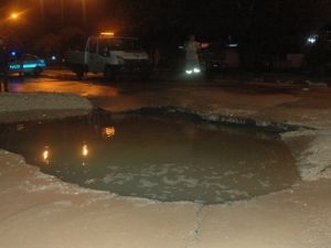 Adana’da su borusu patladı, dev çukur açıldı