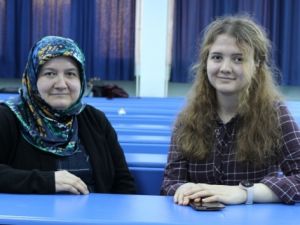 47 yaşında kızıyla birlikte üniversite sıralarına oturdu
