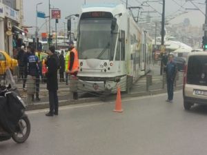 İstanbul Sirkeci'de tramvay raydan çıktı! İşte olay yerinden görüntüler