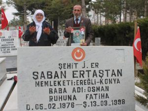 Şehit oğlunun boş mezarını ziyaret ediyor