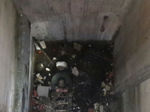 Asansör boşluğunda yaşanan can pazarı kamerada