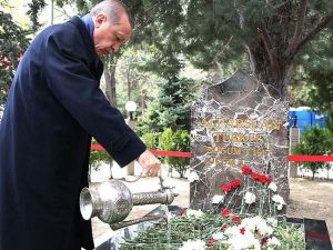 Erdoğan'dan Türkeş'in mezarına sürpriz ziyaret