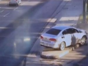 Otomobilin bariyerlere ok gibi saplanma anı kamerada