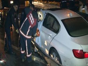 E-5 Karayolu’nda lüks araç bariyere saplandı: 1 yaralı