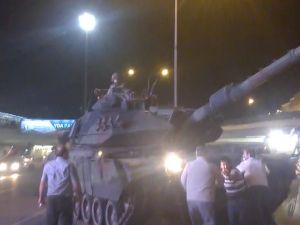 Darbeci komutan gözünü kırpmadan vurdu