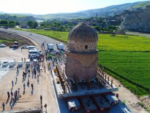Tarihi Zeynel Bey Türbesi yeni yerine taşındı