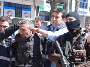 Beşiğinde uyuyan bebeği sopayla öldürdü