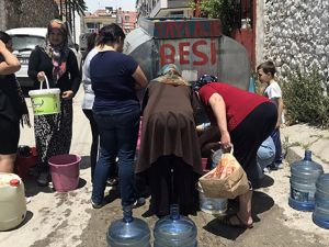 İzmir’de damacanalarla su çilesi
