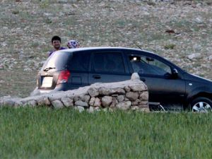 Kızını rehin aldı, polise ateş edip kaçtı
