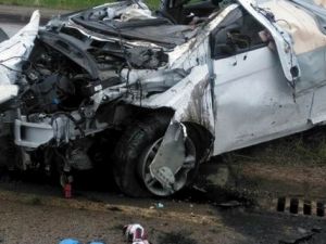 Otomobil elektrik direğine çarptı: 2 ölü, 4 yaralı