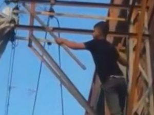 Canını hiçe saydı, elektrik direğine tırmanıp ayağı takılan güvercini kurtardı