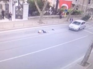 Dalgınlığının kurbanı oluyordu
