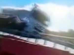 Beton mikserinin köprülü kavşaktan düşme anı kameralara yansıdı